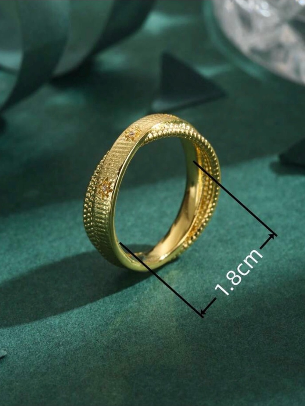 Minimalist gold statement ring - Picture 2 of 3